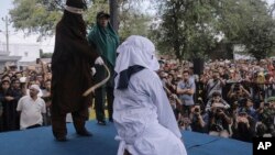 انڈونیشیا کے صوبے ایچے کے صدرمقام باندہ میں ایک عورت کو مسجد کے سامنے سرعام کوڑوں کی سزا دی جا رہی ہے۔ 20 اپریل 2018