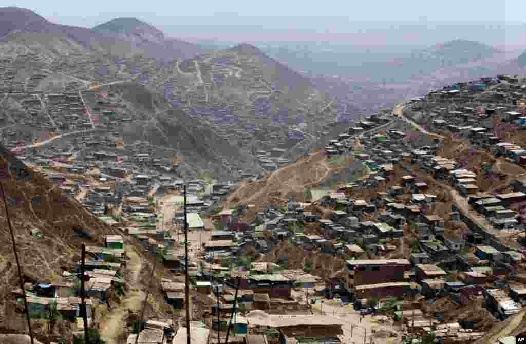 A panoramic view of the dusty and dry Nueva Esperanza shantytown in Lima, Peru. (AP)