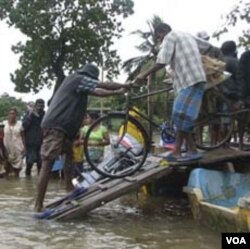 Sedikitnya 40 ribu warga Sri Lanka harus mengungsi karena rumahnya terendam banjir yang dipicu oleh hujan lebat.