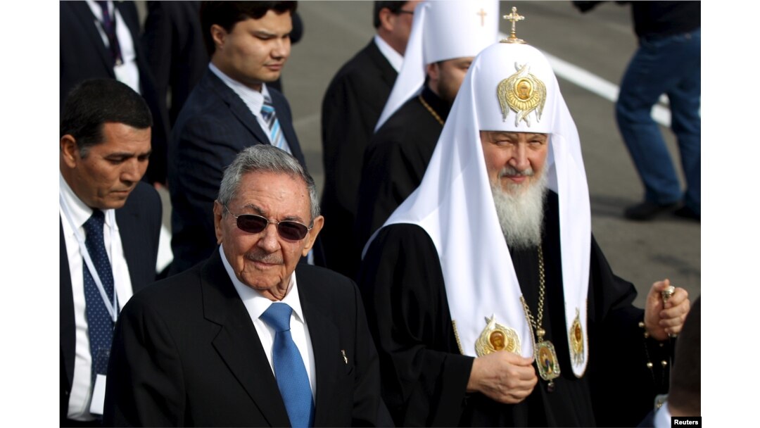 Patriarch Kirill, the head of the Russian Orthodox Church (R), walks beside Cuba's President Raul Castro after his arrival at the Jose Marti International Airport in Havana, Feb. 11, 2016.