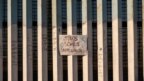 En la foto de archivo se ve un letrero en la frontera entre Estados Unidos y México que dice en español "todos somos migrantes", en Playas de Tijuana, noroeste de México.