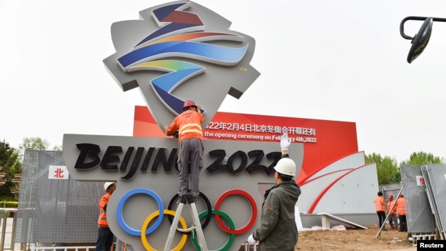 中国工人在河北张家口安装北京2022冬季奥运会会徽。(2019年5月8日)