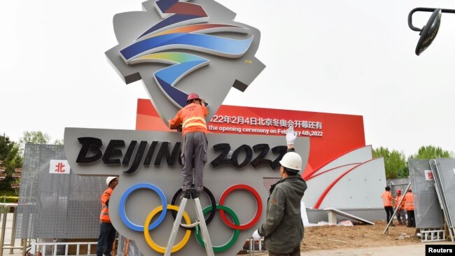 中国工人在河北张家口安装北京2022冬季奥运会会徽。（2019年5月8日）