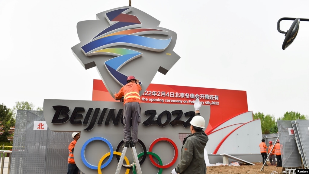 中国工人在河北张家口安装北京2022冬季奥运会会徽。（路透社， 2019年5月8日）(photo:VOA)