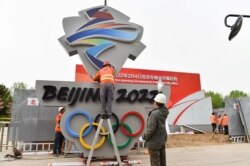 中國工人在河北張家口安裝北京2022冬季奧運會會徽。（2019年5月8日）