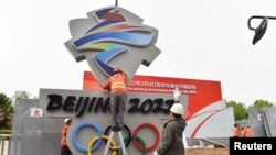 中國工人在河北張家口安裝北京2022冬季奧運會會徽。（路透社， 2019年5月8日）