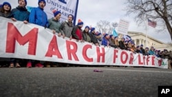 27일 워싱턴에서 열린 낙태반대 대규모 집회에 참석한 사람들이 연방 대법원 앞을 행진하고 있다.