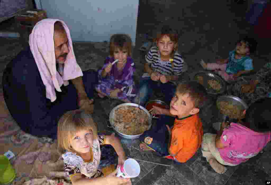 A Iraqi Shi&#39;ite family who fled from Mosul after the advance of Islamic militants, at a refugee camp in Baghdad&#39;s southeast suburb of Nahrawan, Aug. 17, 2014.