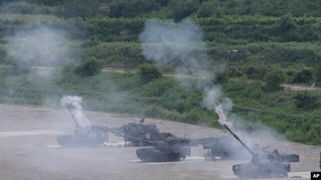 Ejercicios militares con cañones en Pocheon, al sur de la zona desmilitarizada que divide las dos Coreas.