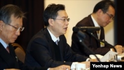 6자회담 한국측 수석대표인 황준국 외교부 한반도평화교섭본부장(가운데)이 12일 서울에서 열린 한반도 경제포럼에서 강연하고 있다.
