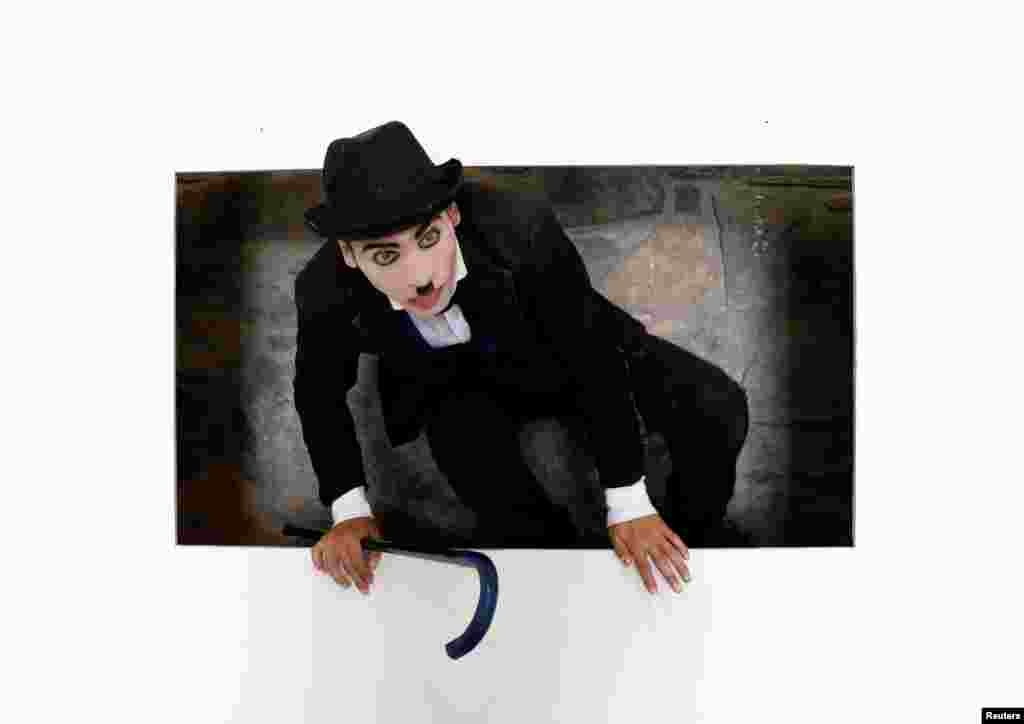 តួអង្គ​ Charlie Chaplin របស់​អាហ្វហ្គានីស្ថាន គឺ​លោក&nbsp;Karim Asir អាយុ ២៥ ឆ្នាំ កំពុង​ហាត់​សម​នៅទីក្រុង​កាប៊ុល។