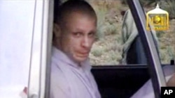 Video của Taliban cho thấy trung sĩ Bergdahl, đang chờ trong một chiếc xe tải màu trắng vây quanh là các chiến binh Taliban bịt mặt vũ trang hùng hậu.
