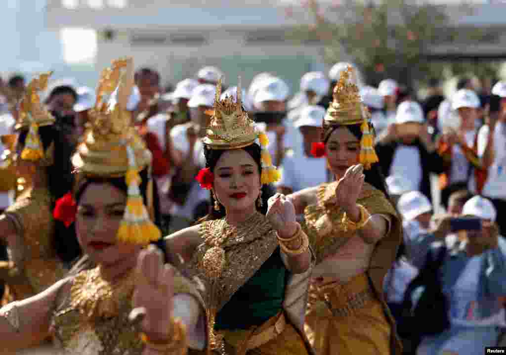 Los bailarines de Apsara se presentan en el Freedom Park durante una celebración del Día Mundial de los Derechos Humanos en Phnom Penh.