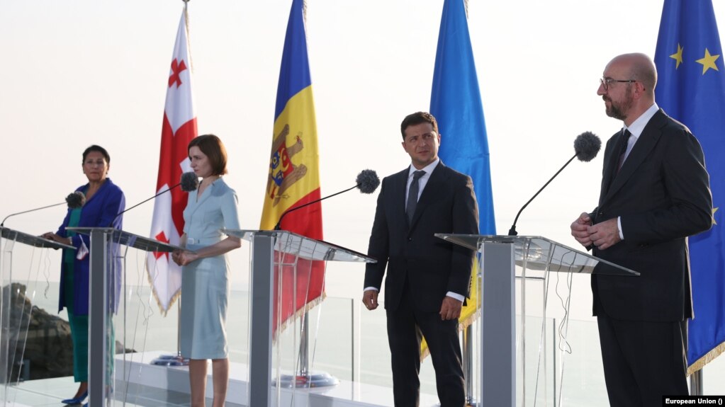 Починаючи з ліва: президентка Грузії Саломе Зурабішвілі, прем’єр-міністерка Молдови Майя Санду, президент України Володимир Зеленський, президент Європейської ради Шарль Мішель в Батумі 19 липня 2021 р.