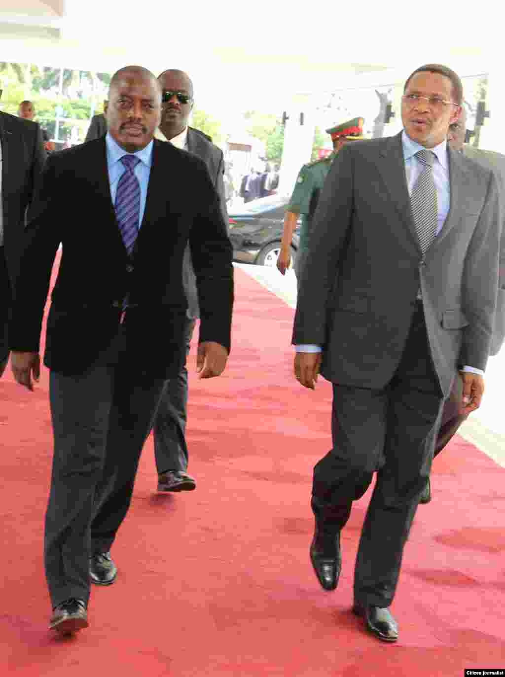 rais Jakaya Kikwete wa Tanzania (kulia) na Rais Joseph Kabila wa DRC (kushoto) waelekea Ikulu
