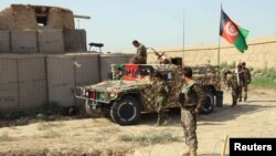 아프가니스탄 북부 쿤두즈의 군 초소가 탈레반의 공격을 받아 군인 13명이 사망했다. 군인들이 공격을 받은 초소 주변을 지키고 있다.