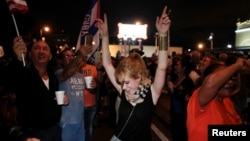 جشن مردم محله «هاوانای کوچک» در شهر میامی ایالت فلوریدا پس از اعلام خبر درگذشت فیدل کاسترو