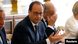 Presiden Perancis Francois Hollande (tengah) menghadiri pertemuan sehari keluarnya tuduhan dari WikiLeaks bahwa AS memata-matai presiden Perancis, di Istana Elysee di Paris, Perancis (24/6).