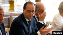 ប្រធានាធិបតី​បារាំង Francois Hollande (រូប​កណ្តាល) ចូលរួម​ក្នុង​កិច្ច​ប្រជុំ​មួយ​នៅ​ថ្ងៃ​បន្ទាប់​ពី​ការ​បង្ហាញ​របស់ WikiLeaks ថា​ស.រ.អា.​តាម​ដាន​ប្រធានាធិបតី​បារាំង នៅ​ឯ​អគារ Elysee Palace ក្នុង​ក្រុង​ប៉ារីស កាលពី​ថ្ងៃទី២៤​ ខែមិថុនា ឆ្នាំ២០១៥។