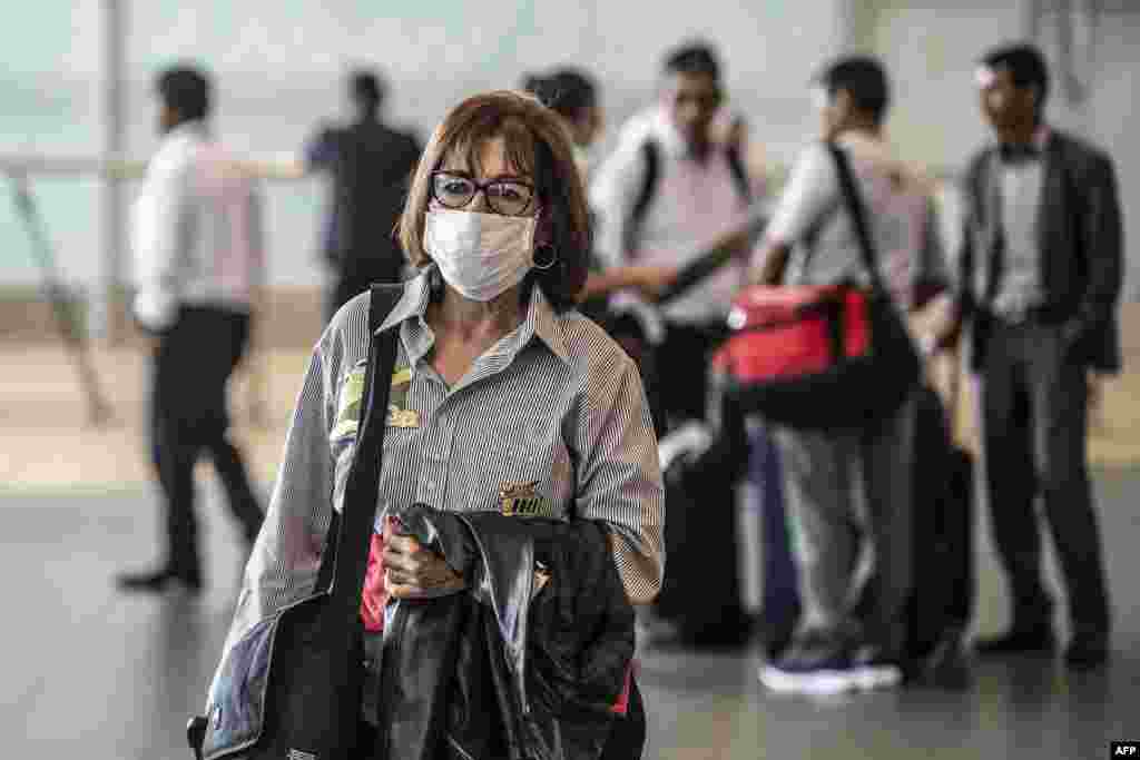 Una pasajera usa una máscara protectora, como medida preventiva en el Aeropuerto Internacional Jorge Chávez, en Lima, Perú. &nbsp;