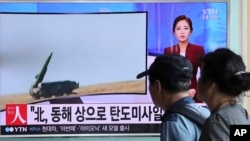 Người dân xem một chương trình truyền hình đưa tìn về vụ phóng phi đạn của Bắc Triều Tiên ở Nhà ga Xe lửa Seoul, Hàn Quốc, ngày 5 tháng 9 năm 2016.