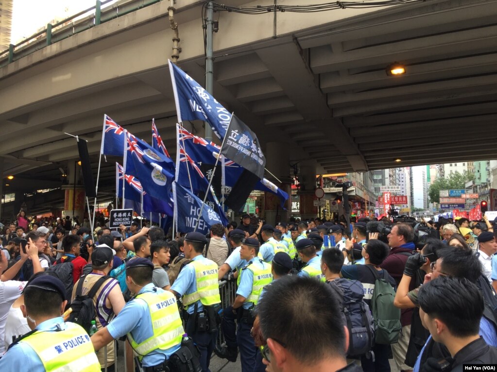 数以万计港人七一大游行捍卫一国两制(美国之音海彦拍摄)