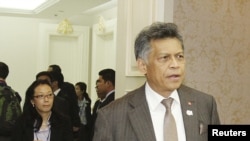 ASEAN Bosh kotibi Surin Pitsuvan guruhning Kambojada o'tayotgan 20-sammitida ishtirok etmoqda, Pnompen, 2-aprel, 2012-yil.