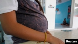 Seorang remaja berusia 18 tahun yang hamil delapan bulan, di sebuah fasilitas kesehatan di Bangkok. (Foto: Dok)
