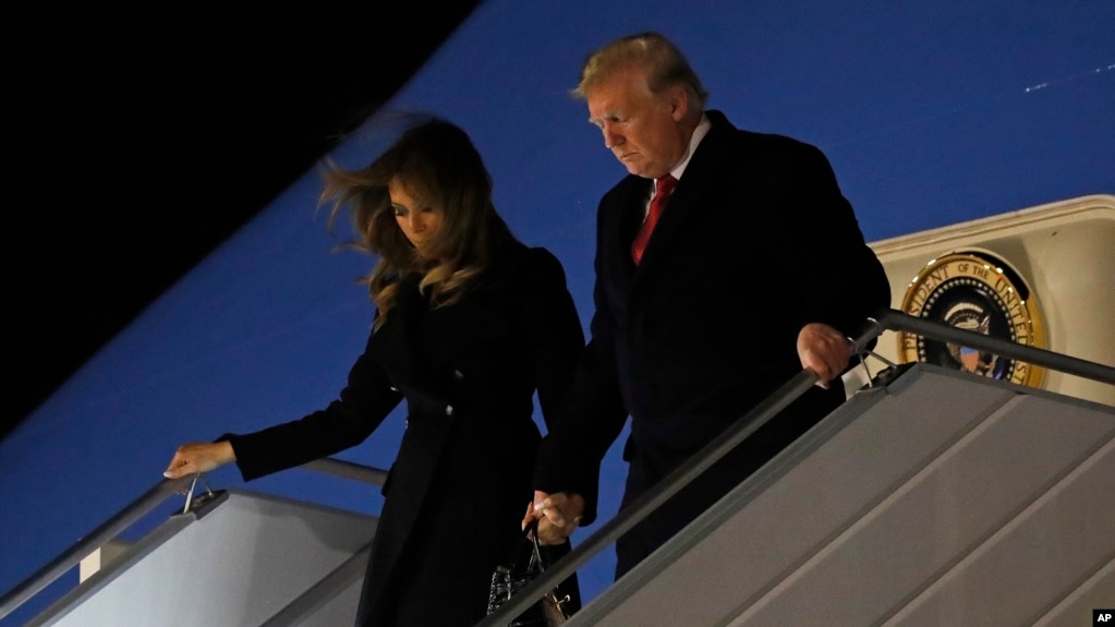 Nov. 9, 2018 El presidente Trump y la primera dama, Melania Trump, llegan a París. En EE.UU. juez bloquea importante proyecto.