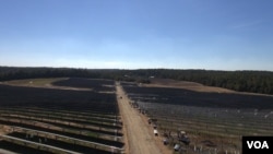 Workers are installing solar panels at a Duke Energy solar farm in Union County, North Carolina. The mid-Atlantic state ranks second, nationally, in solar capacity. (N. Yaqub/VOA)