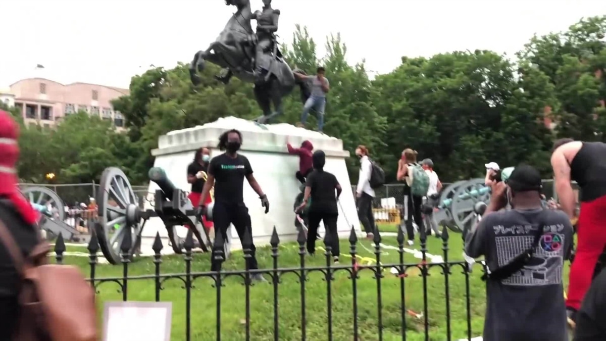 Police Stop Washington Protesters from Toppling Statue Near White House