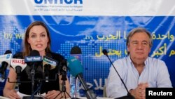 La actriz Angelina Jolie , enviada especial de la ONU para refugiados, junto al alto comisionado de la ACNUR, Antonio Guterres, en un campo en Jordania que alberga a sirios desplazados por la guerra.