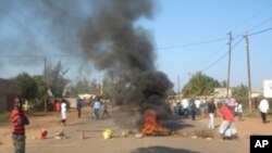 Pneus queimados durante protesto popular em Maputo