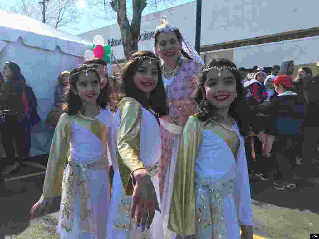 گروهی از کودکان خردسال که در جشن نوروزی در شمال ویرجینیا به اجرای رقص ایرانی پرداختند.