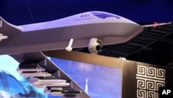 為中航技進出口有限公司製作的翼龍2武器化無人機模型在阿聯酋阿布扎比的一次軍用無人機會議上參展。(資料圖片)