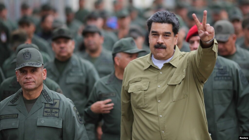 Ông Nicolas Maduro ra dấu chiến thắng trong cuộc gặp với các binh sĩ tại một căn cứ ở thủ đô Caracas hôm 30/1.