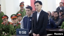 Vietnamese prominent dissidents Hoang Duc Binh (R) and Nguyen Nam Phong stand at a court in Nghe An province, Vietnam, Feb. 6, 2018. (VNA/Bich Hue/via Reuters)