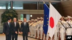欧洲理事会主席图斯克（右）、欧盟委员会主席容克（中）在日本首相安倍晋三陪同下在日本首相府会晤前检阅仪仗队。（2015年5月29日）