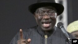 Goodluck Jonathan yana jawabi ga wakilai a taron Kasa.