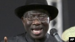 Goodluck Jonathan yana jawavi ga wakilai a taron PDP na tsayar da dan takarar shugaban kasa a Abuja.
