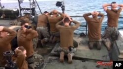 Ảnh do cơ quan truyền thông nhà nước Iran IRIB cho thấy các thủy thủ Mỹ quỳ gối trong khi Vệ binh Lực lượng cách mạng Hồi giáo Iran chĩa súng vào họ ngày 13/1/2016.