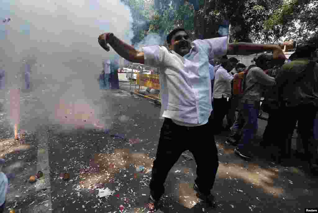 Um apoiante do&nbsp;Bharatiya Janata Party (BJP) festeja a vitória do seu partido à porta da sede do partido, em Nova Deli, Maio 16, 2014.