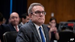 El nombramiento de Andrew Wheeler debe ser ratificado por el Senado, que ya aprobó por 53 votos a 45 su designación como director adjunto de la EPA el pasado abril. 