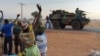 Binh sĩ Pháp tiến về phía phiến quân Mali
