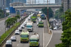 Lalu lintas yang biasanya sangat padat, kini terlihat berkurang akibat keadaan darurat pandemi COVID-19. Kendaraan terlihat bergerak lancar pada jam-jam sibuk sore hari di Jakarta Pusat, 10 Februari 2021.