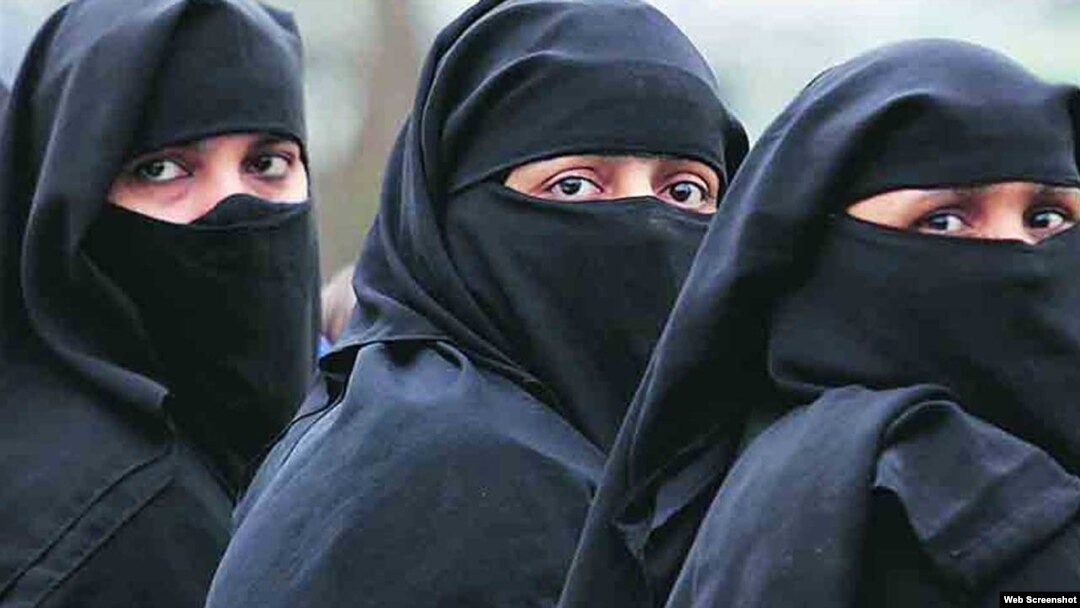 طلاق ثلاثہ قانون کی دفعہ چار کے مطابق بیک وقت تین طلاقیں دینے والے کو تین سال قید کی سزا ہوگی۔ (فائل فوٹو)