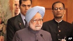 Indian Prime Minister Manmohan Sighn speaks at a news conference in Washington, D.C., 25 Nov 2009