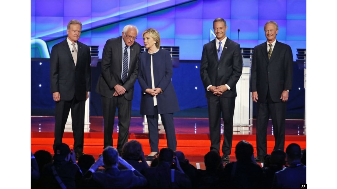Chapdan, sobiq senator Jim Veb, senator Berni Sanders, sobiq davlat kotibi Hillari Klinton, sobiq gubernatorlar Martin Omalli va Linkoln Chefi. Las-Vegas, Nevada shtati, 13-oktabr, 2015