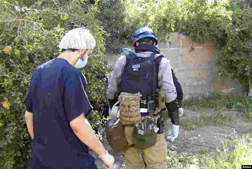A U.N. chemical weapons expert gathers evidence at site of an alleged poison gas attack in a southwestern Damascus suburb, August 26, 2013.