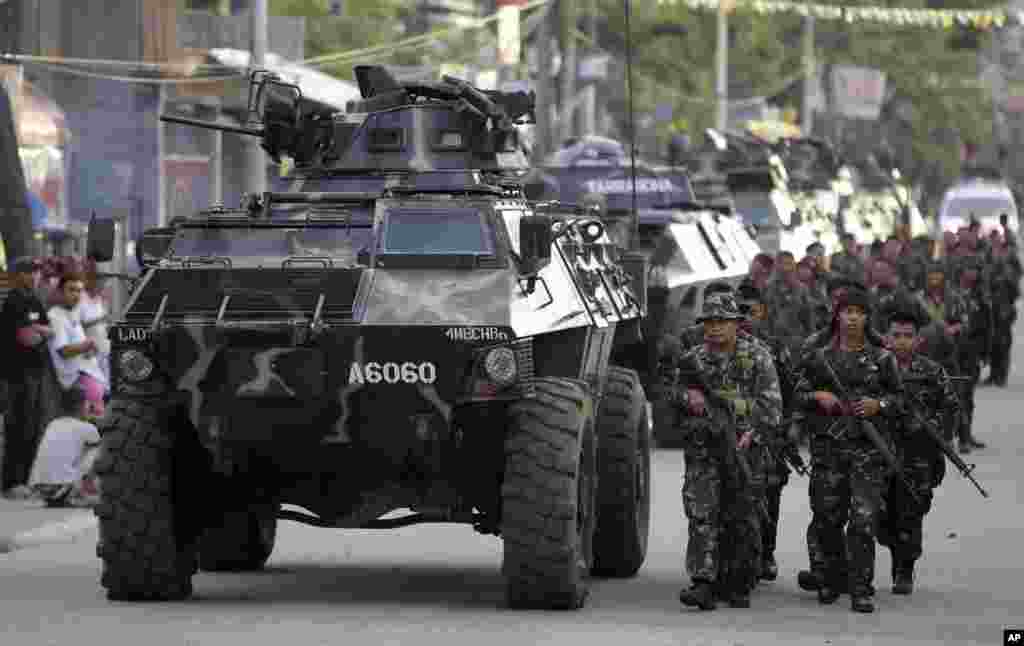 Government troops are seen in Zamboanga, Philippines, Sept. 10, 2013.